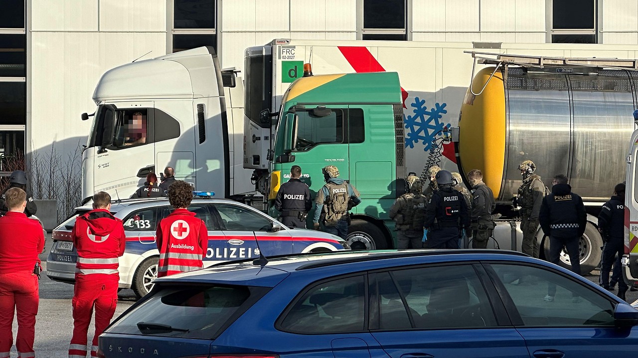 Șofer român de TIR baricadat în cabină, luat cu asalt de trupele speciale Cobra, într-o parcare din Austria. Dus cu elicopterul la spital, viața lui e în pericol