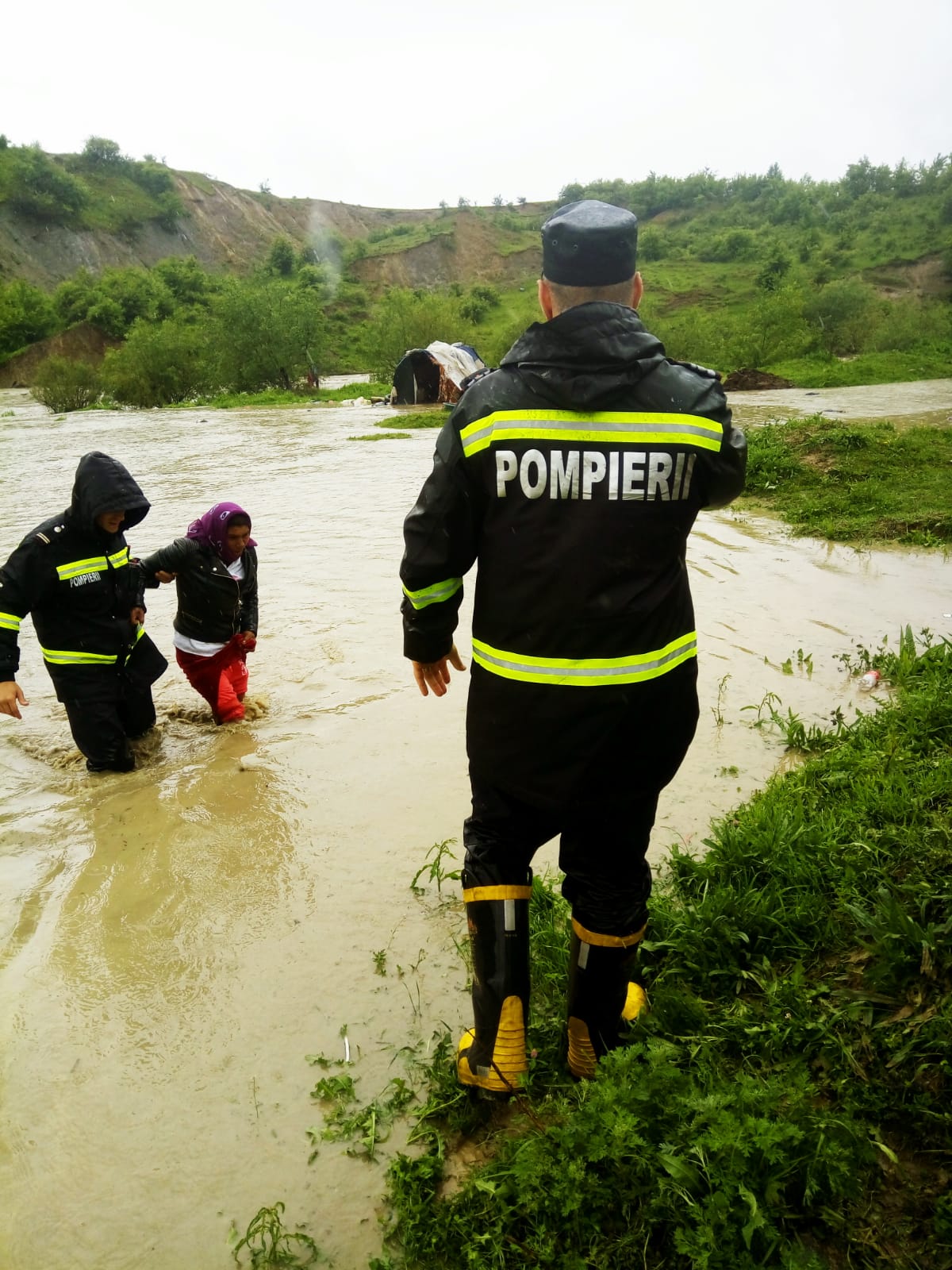 Zeci de oameni evacuați în județul Bistrița-Năsăud. Codul roșu de inundații, prelungit