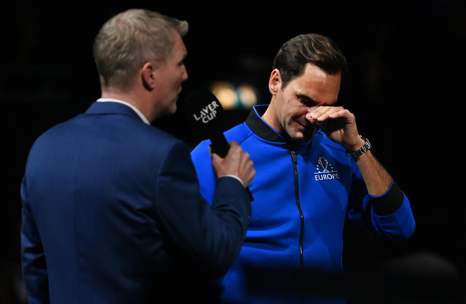 IMAGINEA ZILEI în sportul mondial. Roger Federer ținându-l de mână în lacrimi pe Rafael Nadal la ultimul său meci ca profesionist în tenis