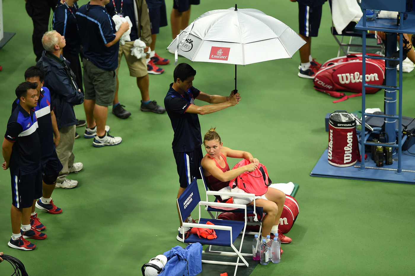 Superperformanţă realizată de Simona Halep, care a învins-o pe Victoria Azarenka, în trei seturi, şi s-a calificat în semifinalele de la US Open. Românca a condus ostilităţile în primul set, l-a cedat pe cel secund, dar a fost formidabilă în decisiv. Meciul a fost întrerupt o oră în ultimul act din cauza ploii. Simona a egalat performanţa Irinei Spârlea din 1997 / LIVE BLOG & SUPERGALERIE FOTO