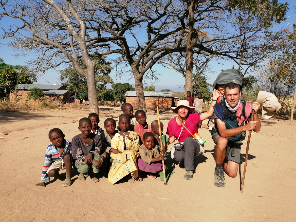 Aventura unei românce și a soțului ei francez care străbat lumea pe jos cu 30 de lei pe zi: atacați de câini în Turcia, cu copilul în „rucsac” prin Africa: „A fost o expediție de nebuni”