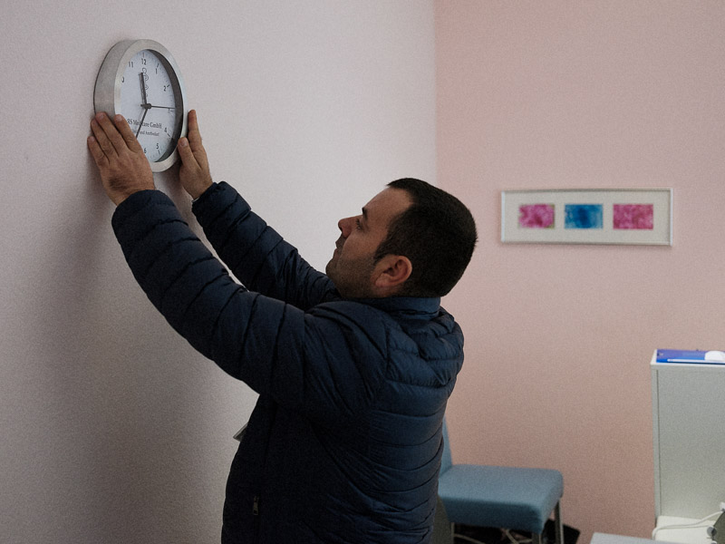 O secție de votare din Germania se află în cabinetul unui medic român! În locul paturilor și al echipamentului medical sunt cabinele de vot
