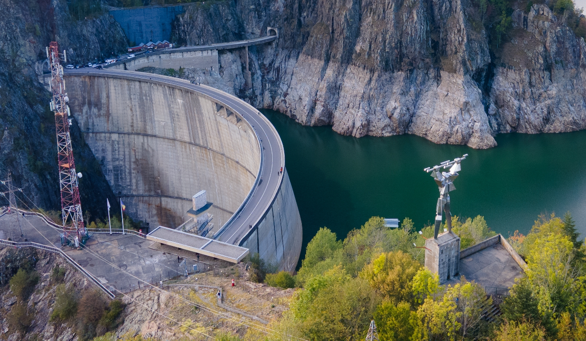 Monumentul de la Vidraru care poate fi vizitat doar în zilele cu vreme bună: Hidroelectrica a redeschis accesul la „Statuia lui Prometeu”