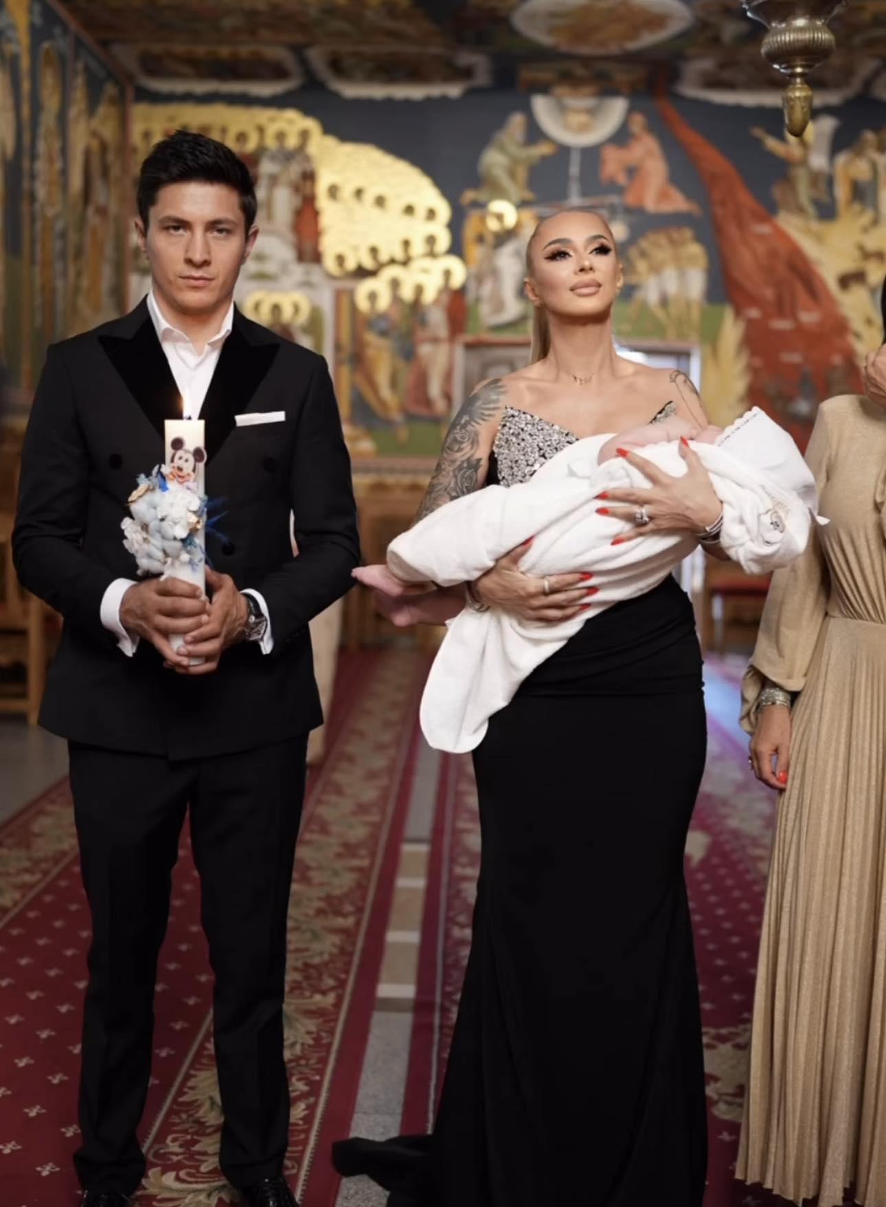 Imagini cu Anamaria Prodan și Ronald Gavril în biserică. Îmbrăcați elegant, cei doi au botezat un băiețel