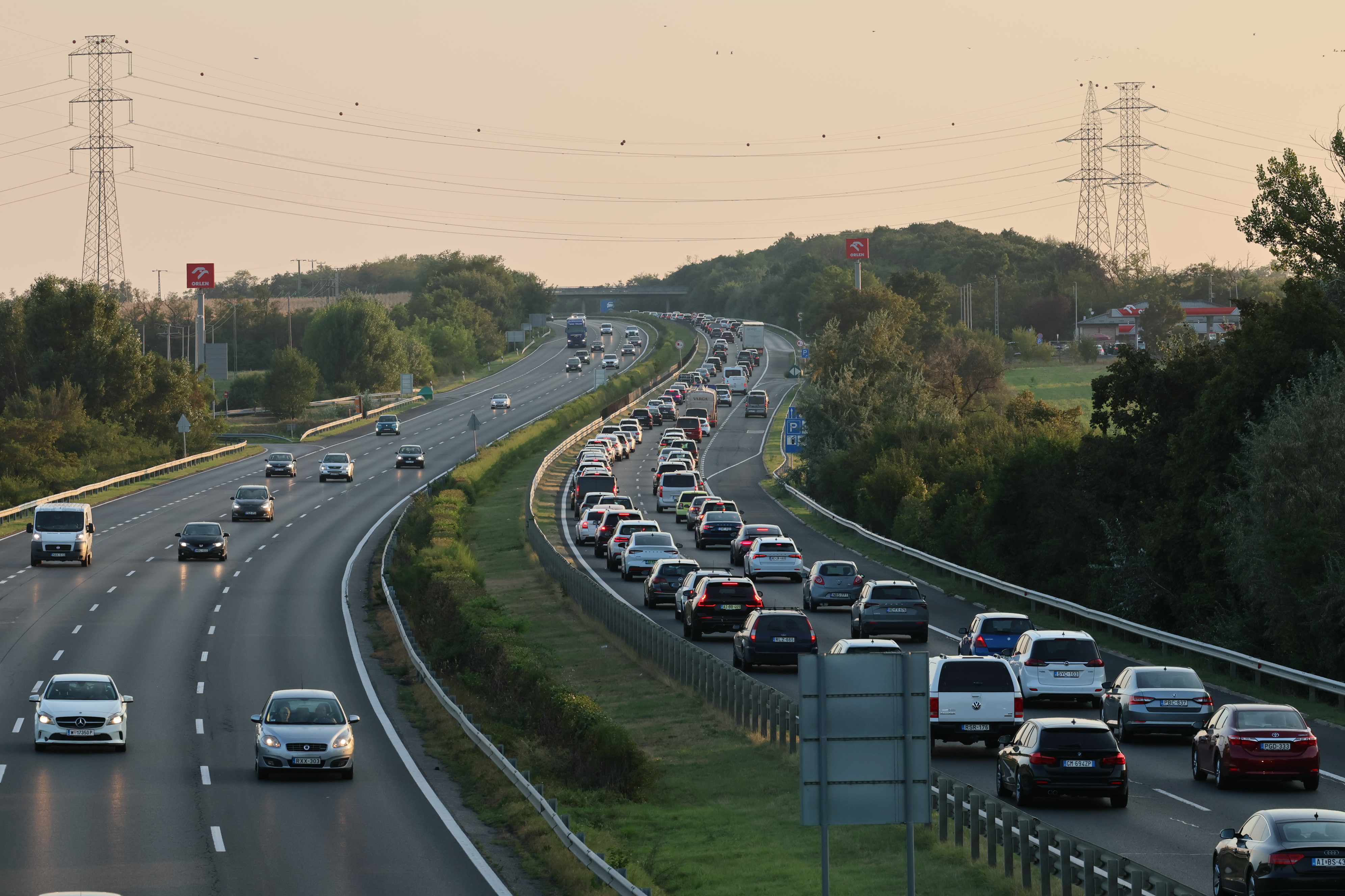 Úszott az olajban az M1-es: felemelt platóval vert telibe egy hídelemet egy teherautó