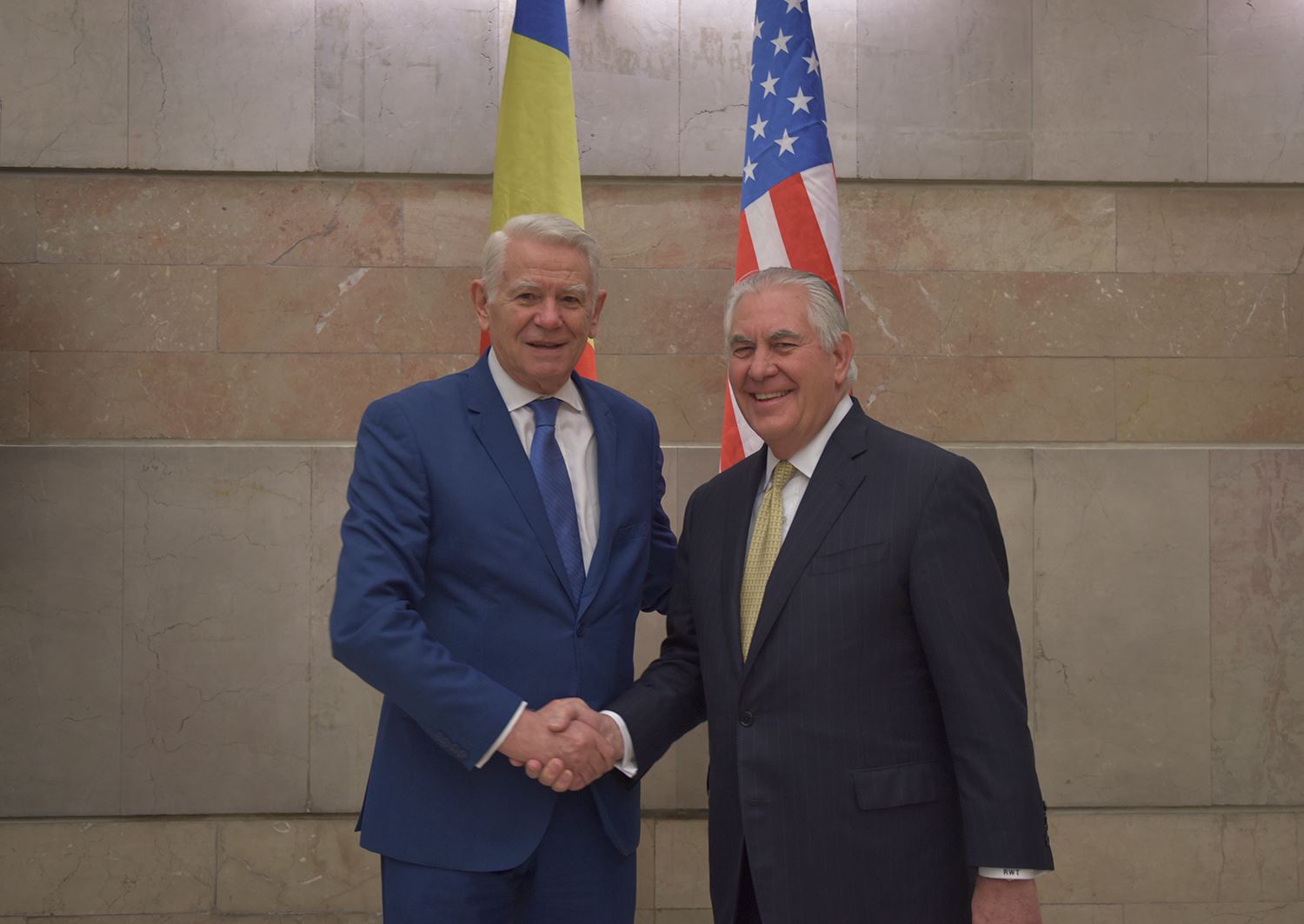 FOTO | Rex Tillerson a efectuat o vizită-fulger la București. Șeful diplomației americane, întâmpinat de Teodor Meleșcanu