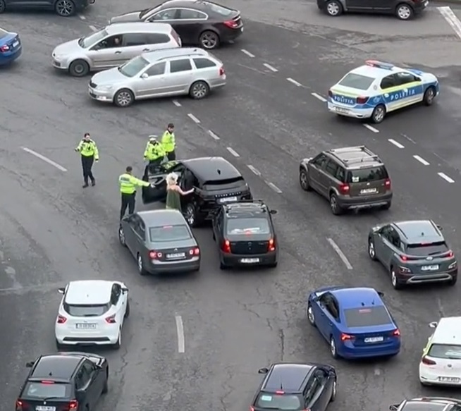 Momentul în care Ana Morodan este oprită în trafic. Doi polițiști au condus-o la mașina lor - VIDEO