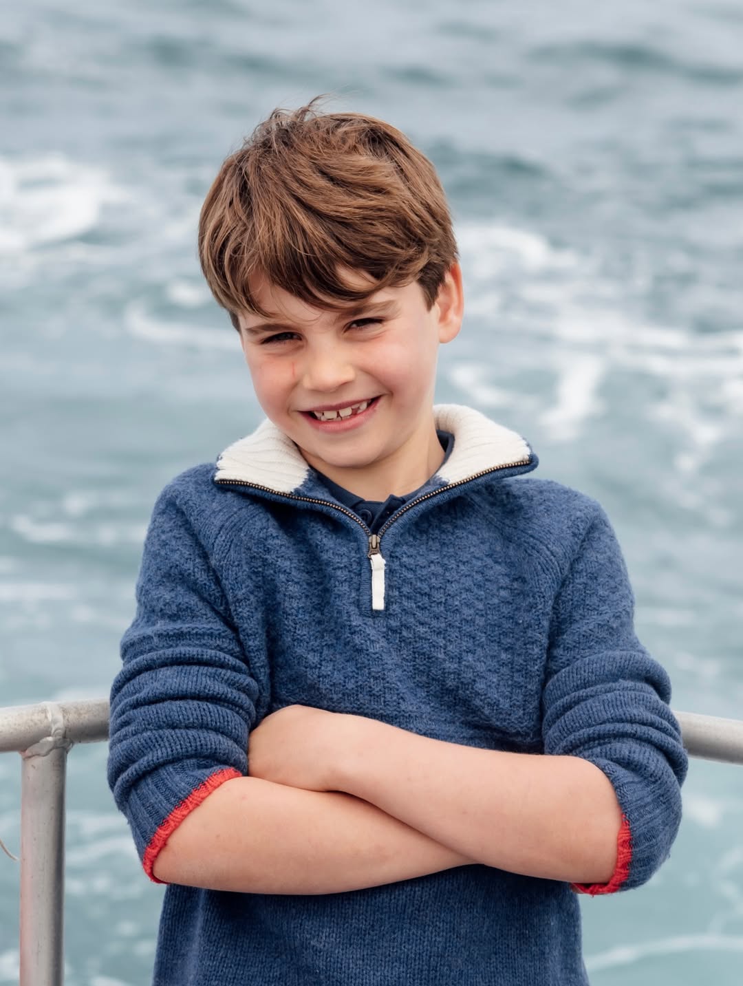 Prințul Louis a împlinit 8 ani. Portret adorabil din vacanța de familie, publicat de Kate Middleton și prințul William