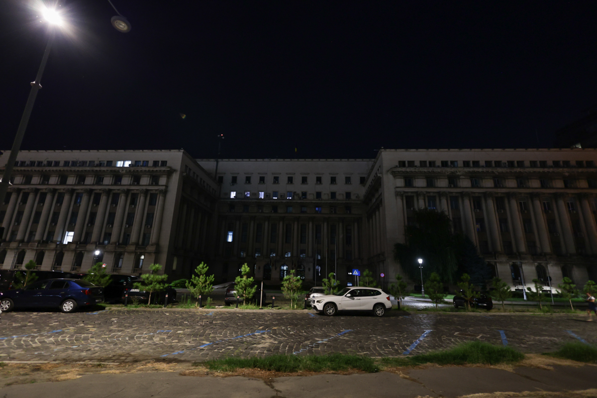 Am verificat cum economisesc energie instituțiile publice. Doar trei au stins luminile pe timpul nopții