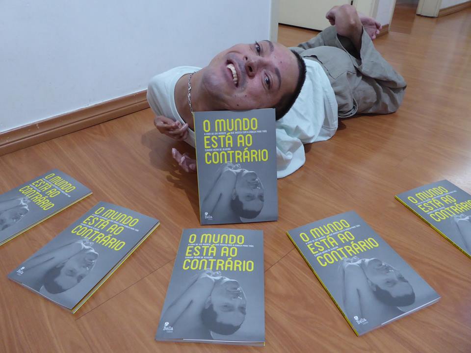 Brazilianul născut cu capul invers a lansat prima lui carte
