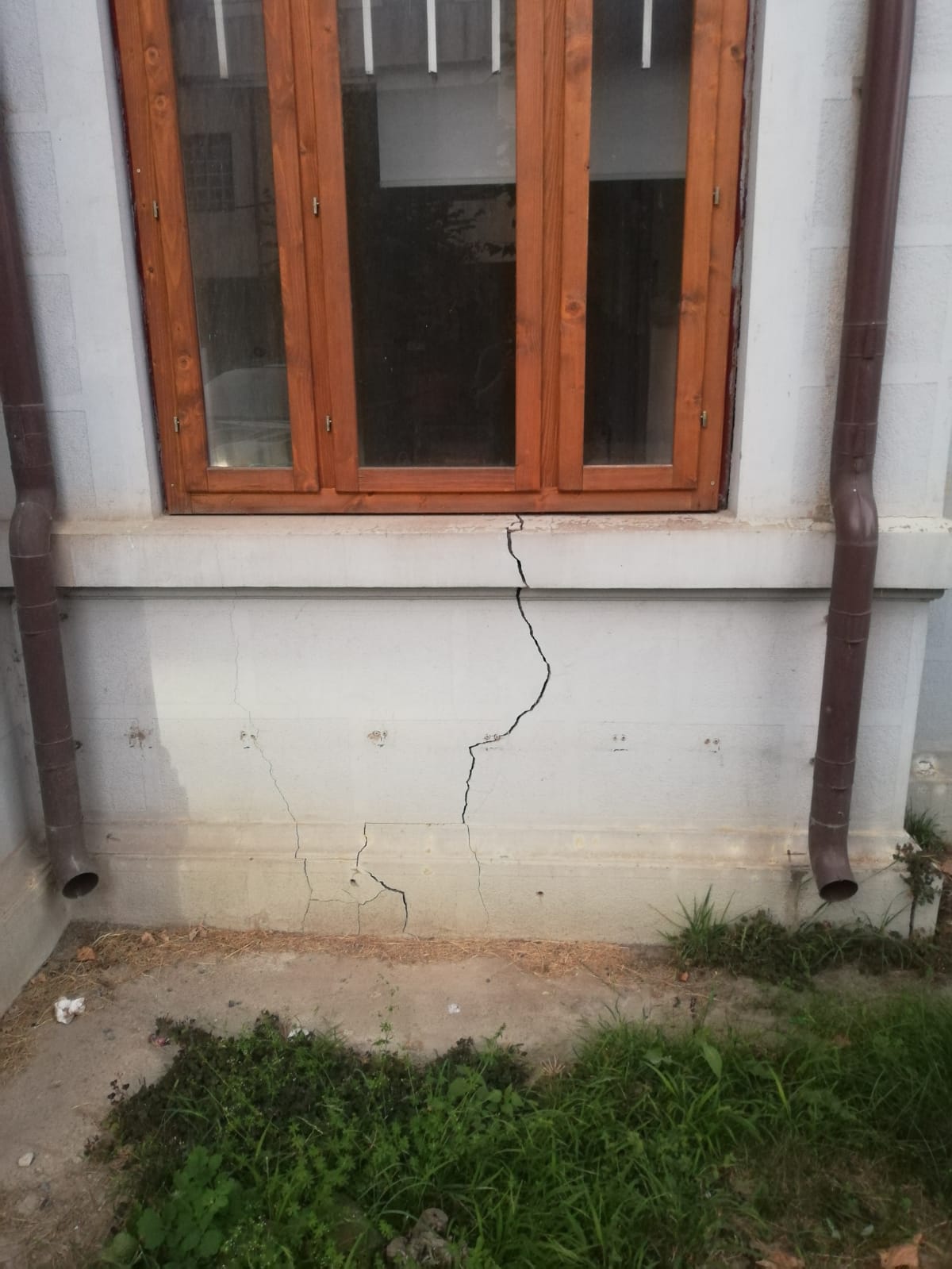 Se surpă din nou pământul la Slănic Prahova. Asfaltul a început iarăși să se crape | VIDEO