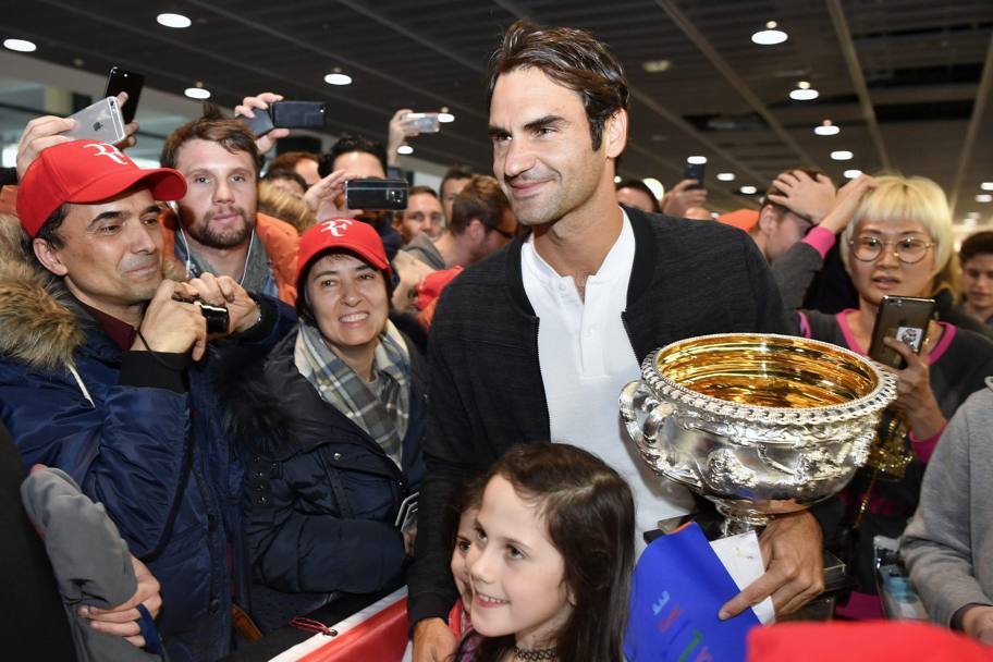 Federer s-a întors acasă. La aeroport, a făcut baie de mulțime. Revine pe teren peste o lună / GALERIE FOTO