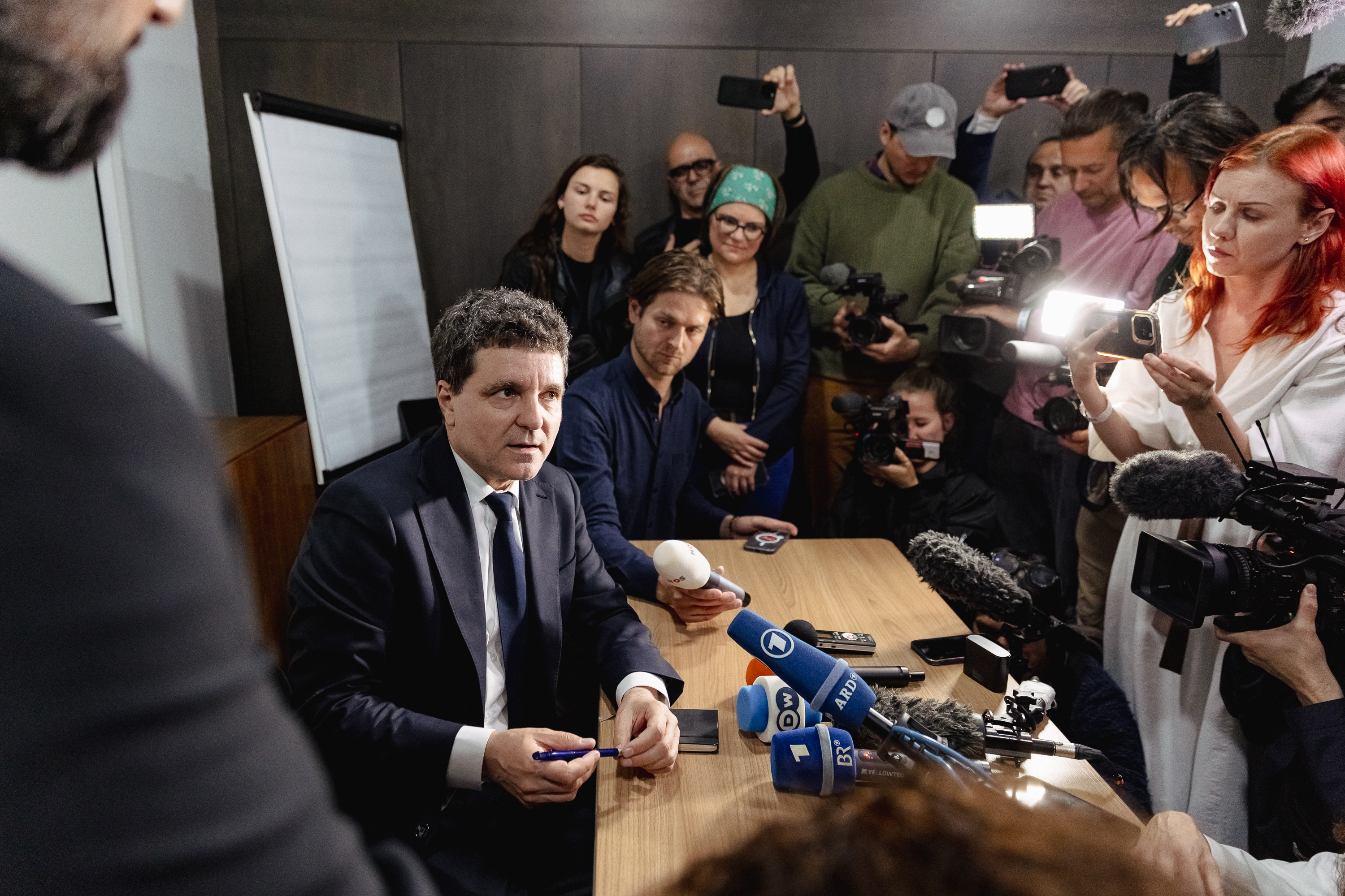 Duminica cetățeanului în sectorul 5. Adevăratul George Simion a ieșit cu soția și prietenii la vot la o școală din cartierul Sălaj: „Așteptăm schimbarea!” FOTOREPORTAJ