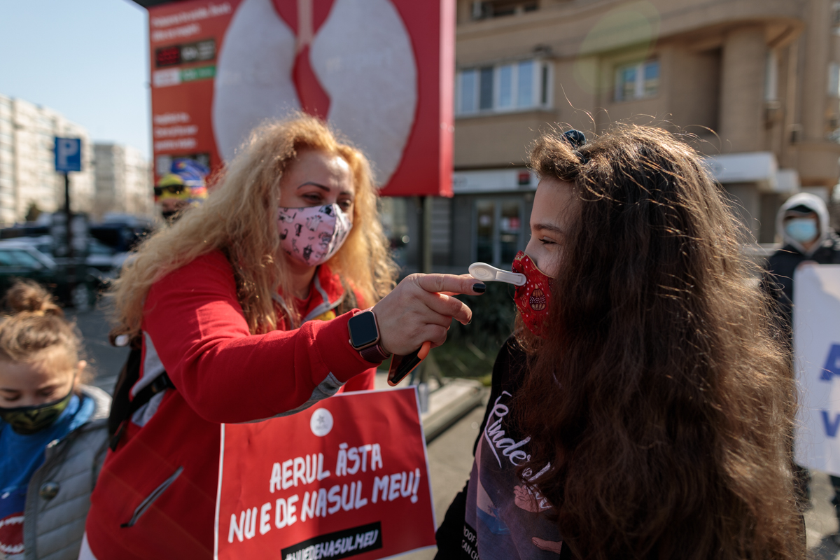 „Aerul ăsta nu e de nasul meu”. Manifest cu „plămâni” care se înnegresc de la aerul poluat din București