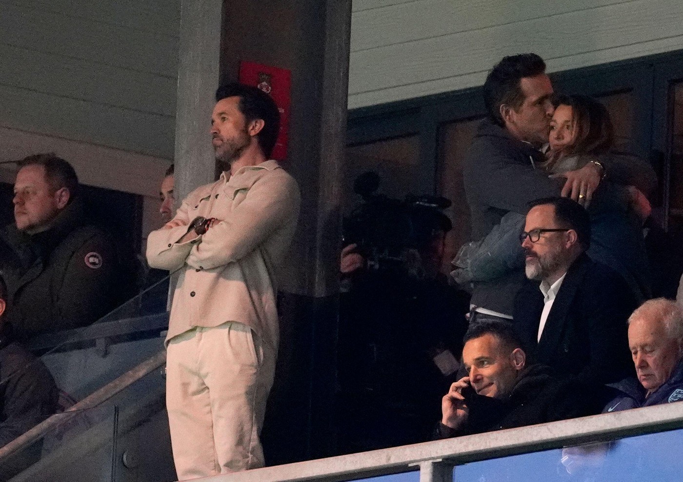 Blake Lively, apariție rară. Cum a fost surprinsă alături de Ryan Reynolds la un meci de fotbal: „Devenim obsedați”