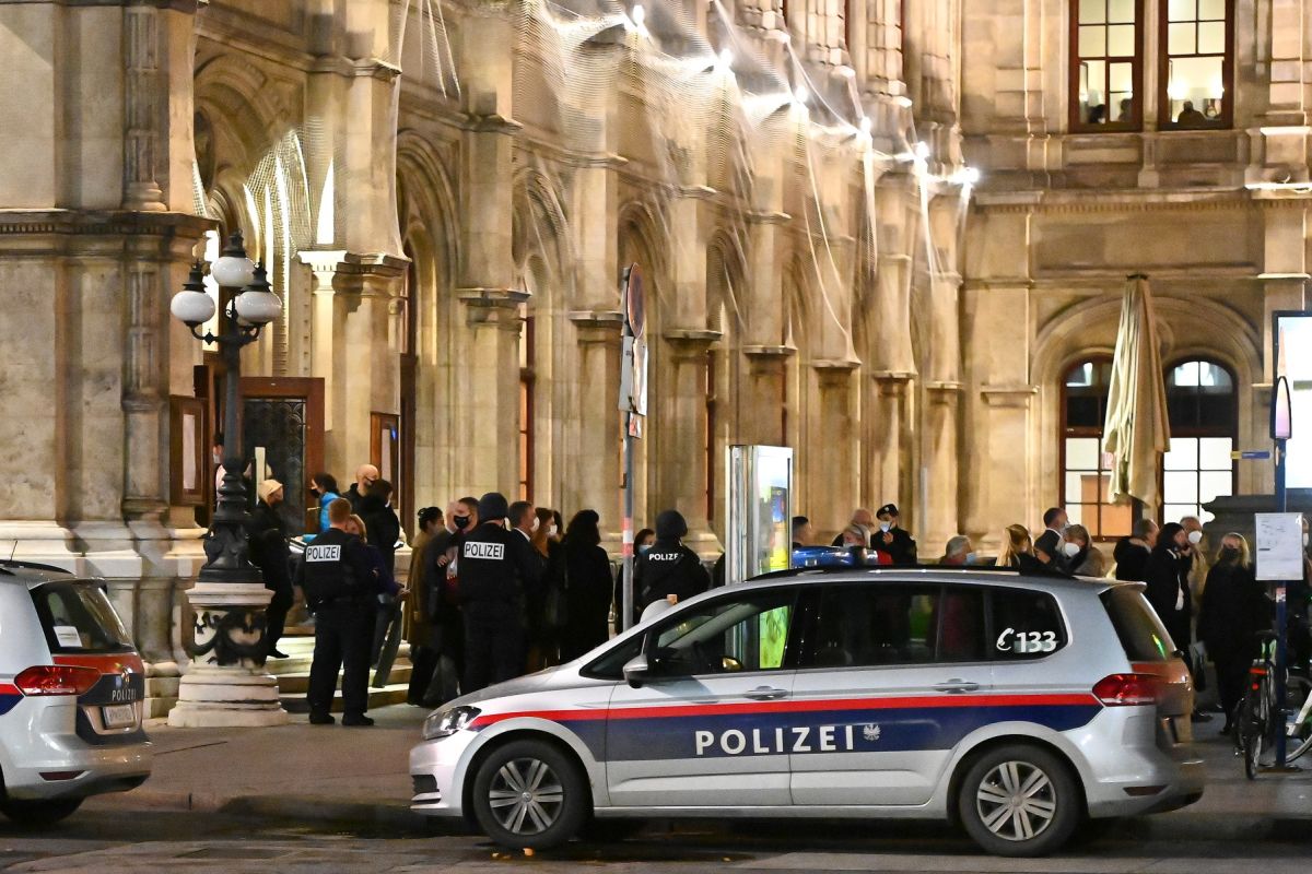 Mărturia unui român aflat în zona atacului terorist din Viena: “Am auzit de la balcon. Am crezut că sunt artificii, dar erau focuri automate intense”