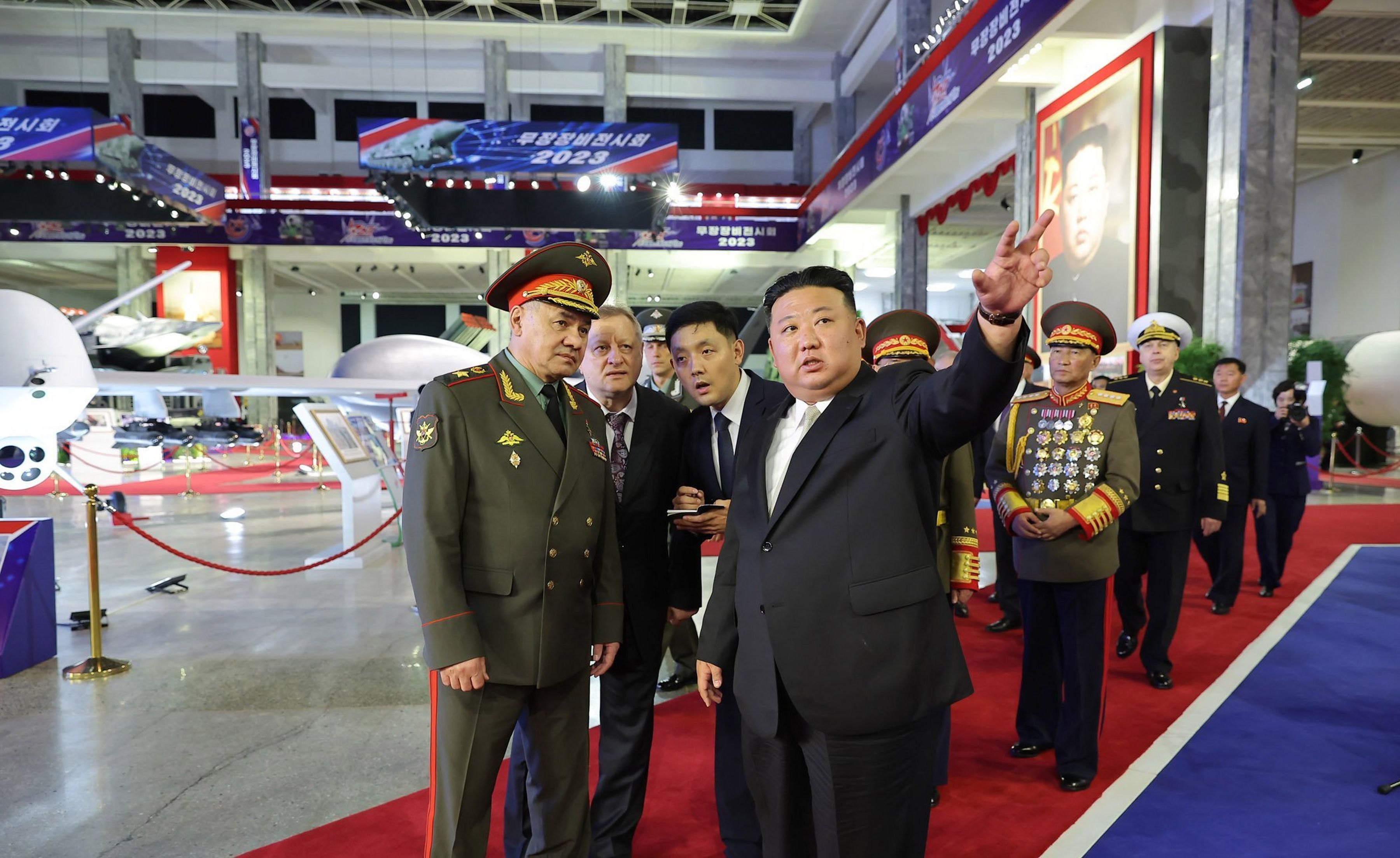 Kim Jong-un l-a dus pe Șoigu la o expoziție de armament, unde i-a arătat rachetele balistice interzise