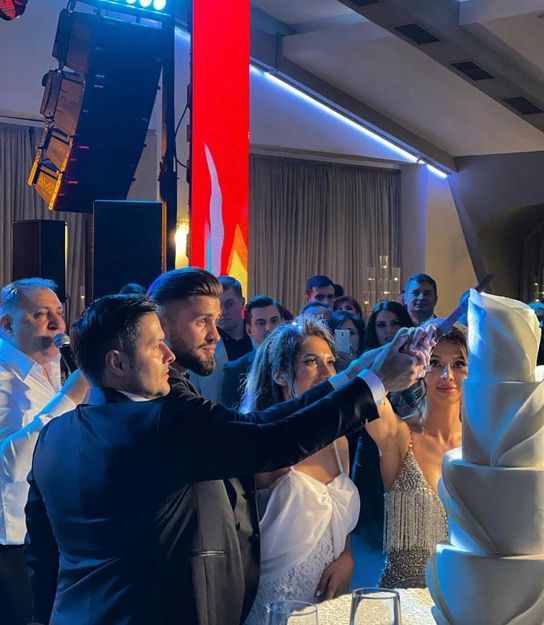 Liviu Vârciu și Anda Călin, nași de cununie. Ținutele celor doi au atras privirile tuturor. Cum s-a îmbrăcat nașa! „Atât de mult mă bucur”