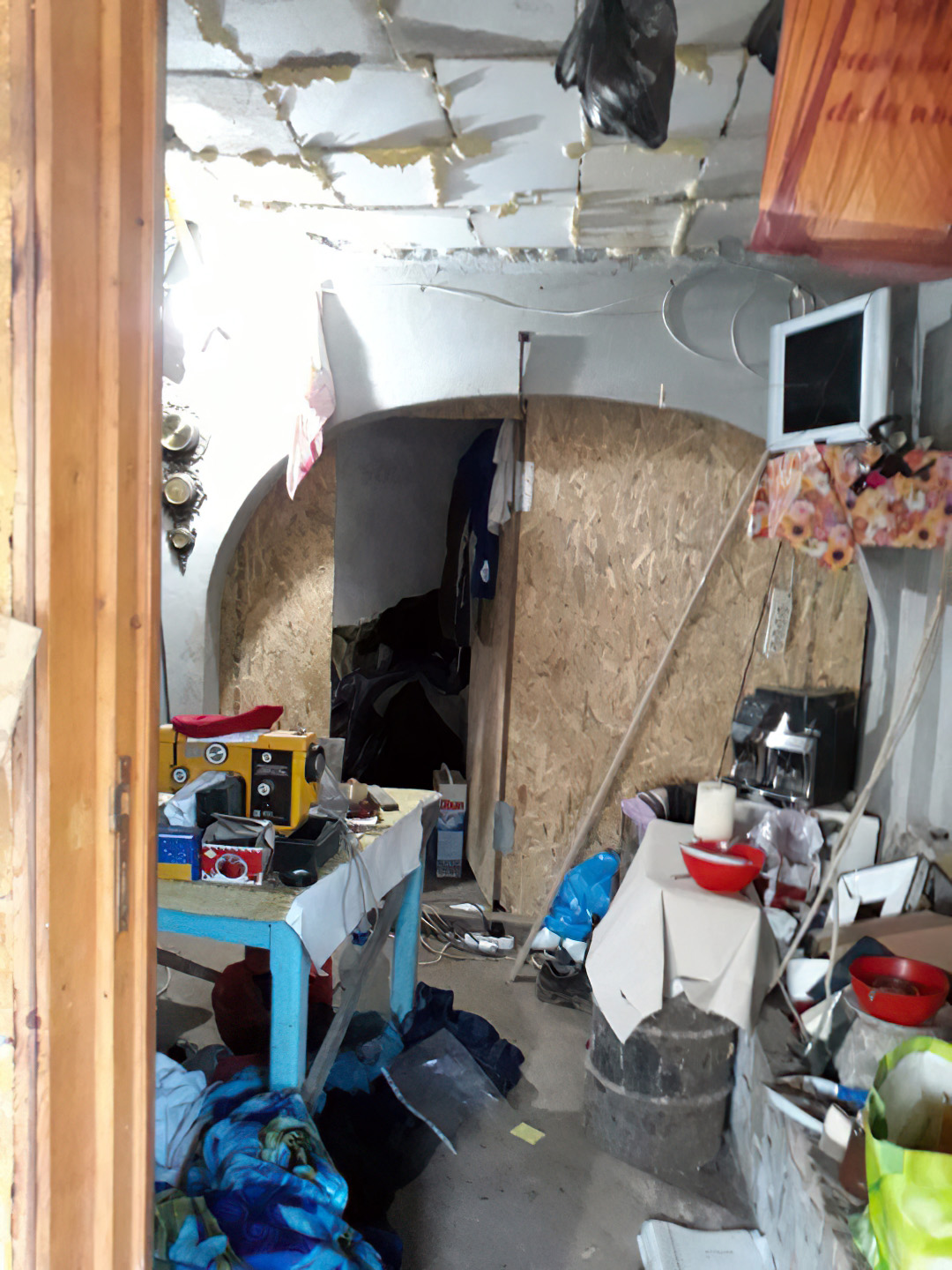 Noi imagini din camera în care Dincă spune că a ucis-o pe Alexandra Măceșanu.  Anchetatorii au găsit afișele cu care ”monstrul” încerca să racoleze femei ”fără obligații”