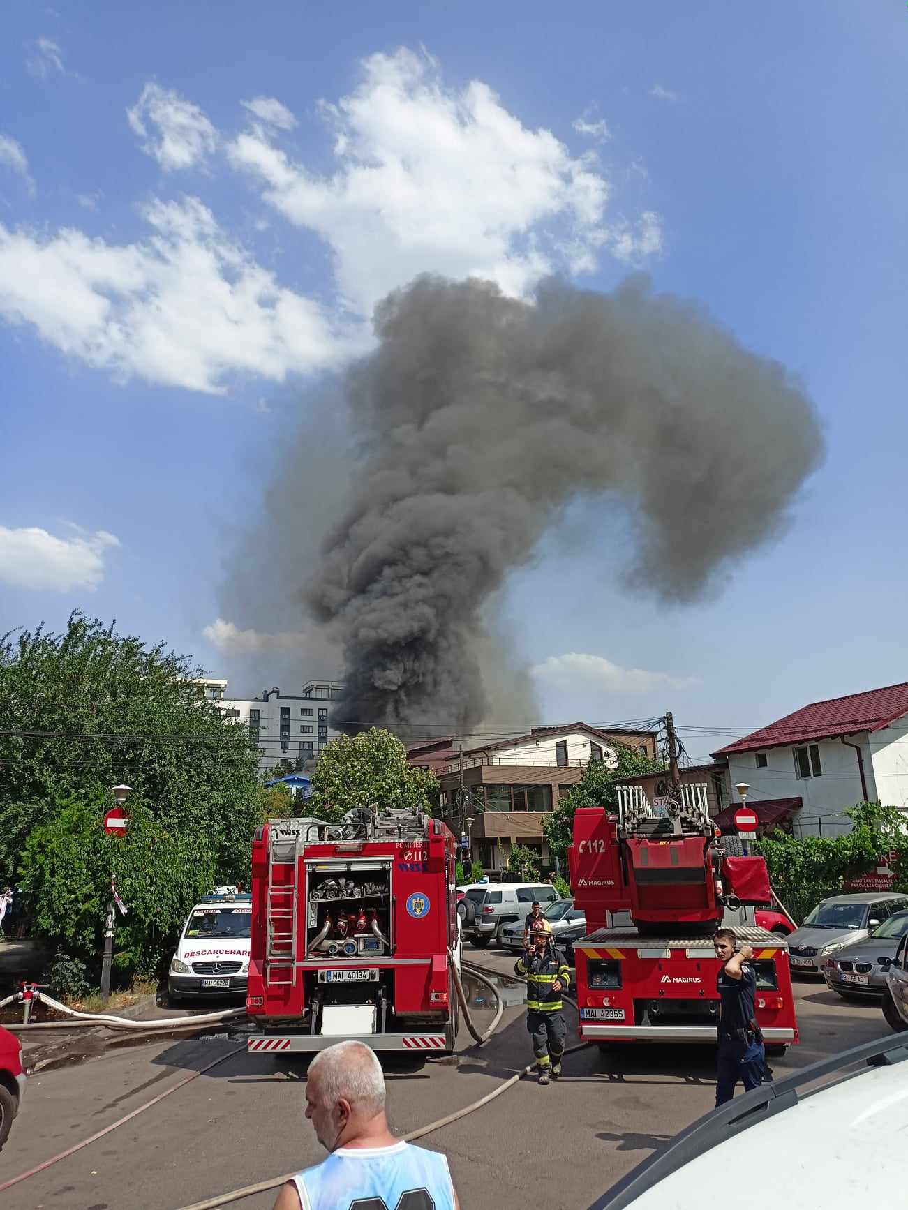 Incendiu în București. Trei case din zona Piața Muncii au fost cuprinse de flăcări