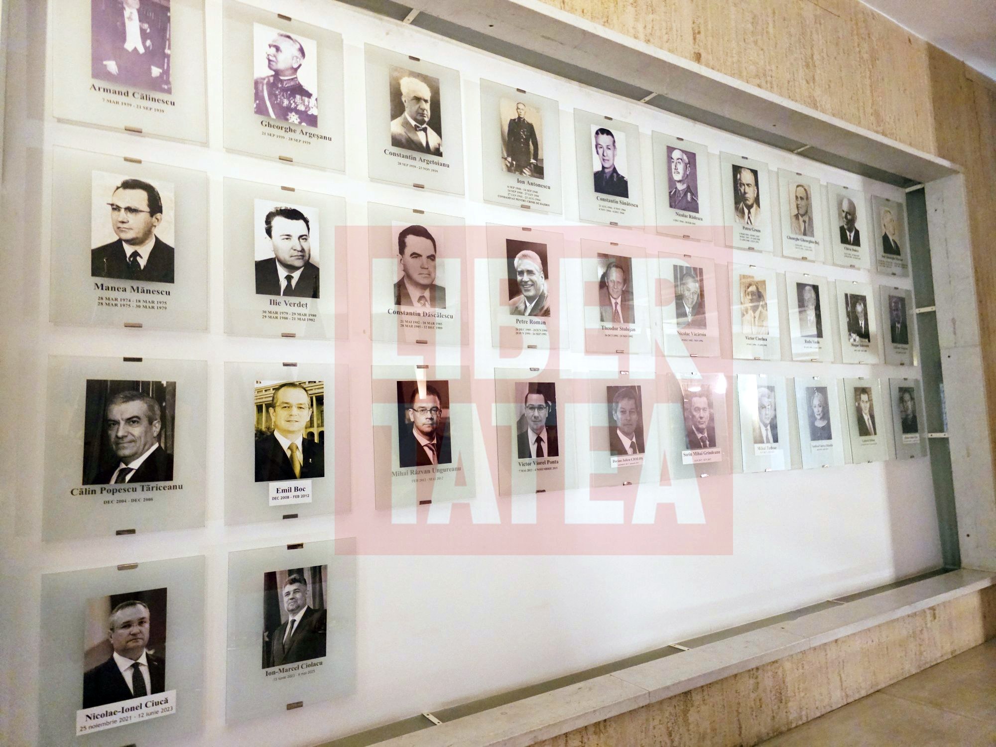 Nicolae Ciucă și Marcel Ciolacu sunt istorie. Pozele lor alb-negru, pe panoul de onoare din Palatul Victoria