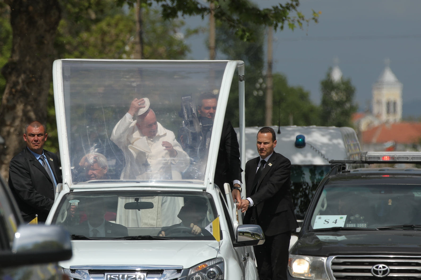 CORESPONDENȚĂ DIN BULGARIA/ Reporterii Libertatea l-au văzut pe Papa Francisc în vizita din Bulgaria și știu secretul unui salut sincer din papamobil. „San Lorenzo” a adus un zâmbet larg