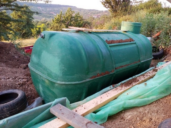 Un orădean și-a ridicat o casă Earthship, cu pereți din 600 de cauciucuri vechi GALERIE FOTO