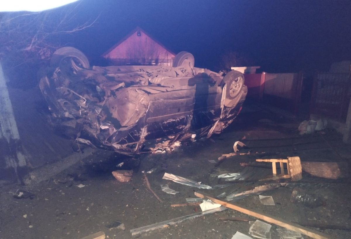 O maşină s-a răsturnat în Vaslui şi a rupt două racorduri de gaze. Şoferul şi pasagerii nu au fost găsiți