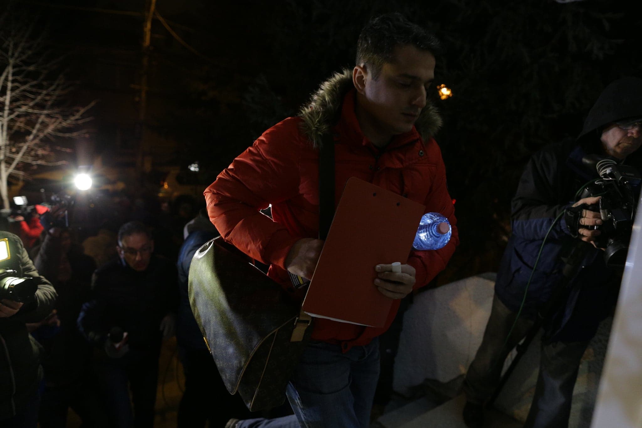 FOTO& VIDEO | Medicul fals Matteo Politi a fost reținut pentru 24 de ore. Primele imagini cu italianul, escortat de polițiști