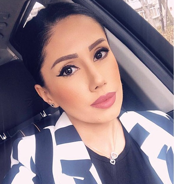 REPORTAJ/Voia o carieră muzicală, dar nu și-a mai găsit locul în jungla showbiz. La 36 de ani, Dana s-a reinventat, devenind un renumit make-up artist