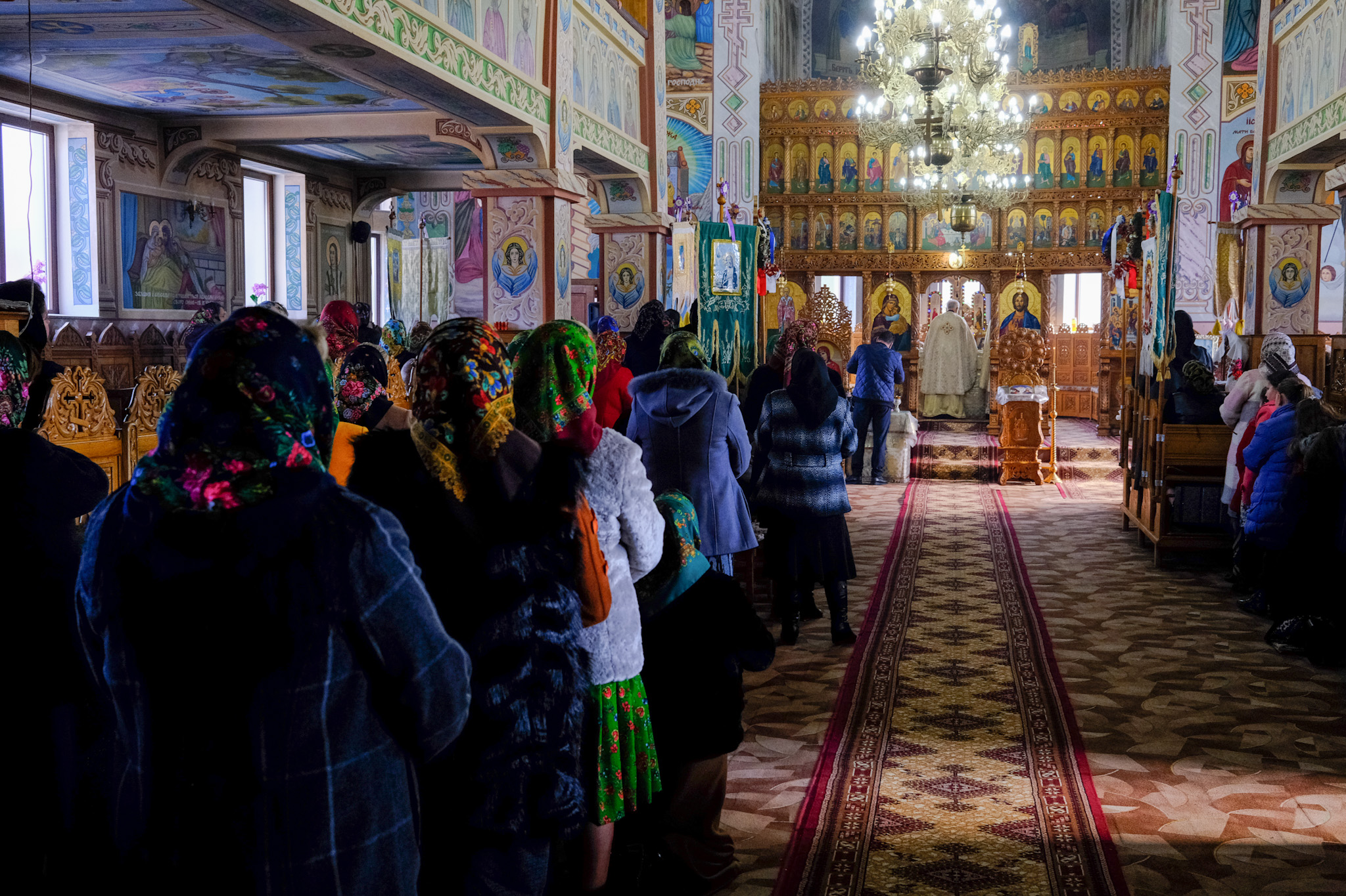 „Bunicii și tații noștri ne vorbeau despre război. Acum e rândul nostru să ne rugăm și să ne întoarcem către Dumnezeu”. Slujbă de duminică emoționantă în Maramureșul de graniță