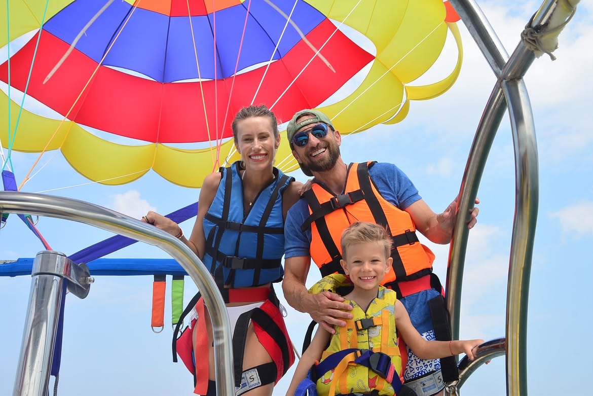 Gabriela Prisăcariu și Dani Oțil, aventură în Turcia, alături de fiul lor. Modelul a încercat parasailing pentru prima dată