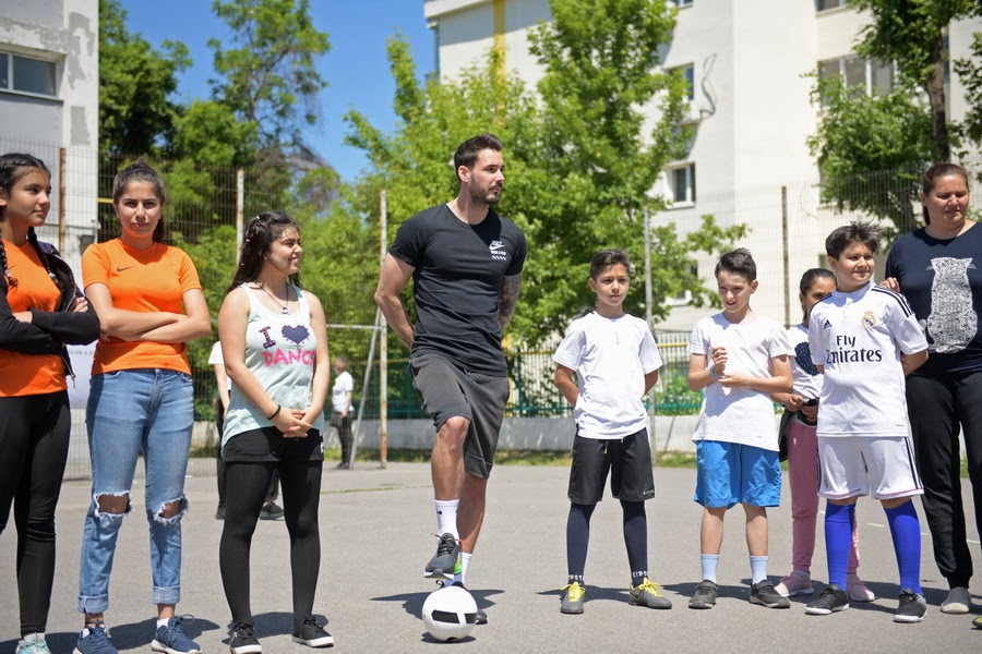 GALERIE FOTO / Roman Bürki, portar la Borussia Dortmund, a fost în România pentru a-i ajuta pe copiii români