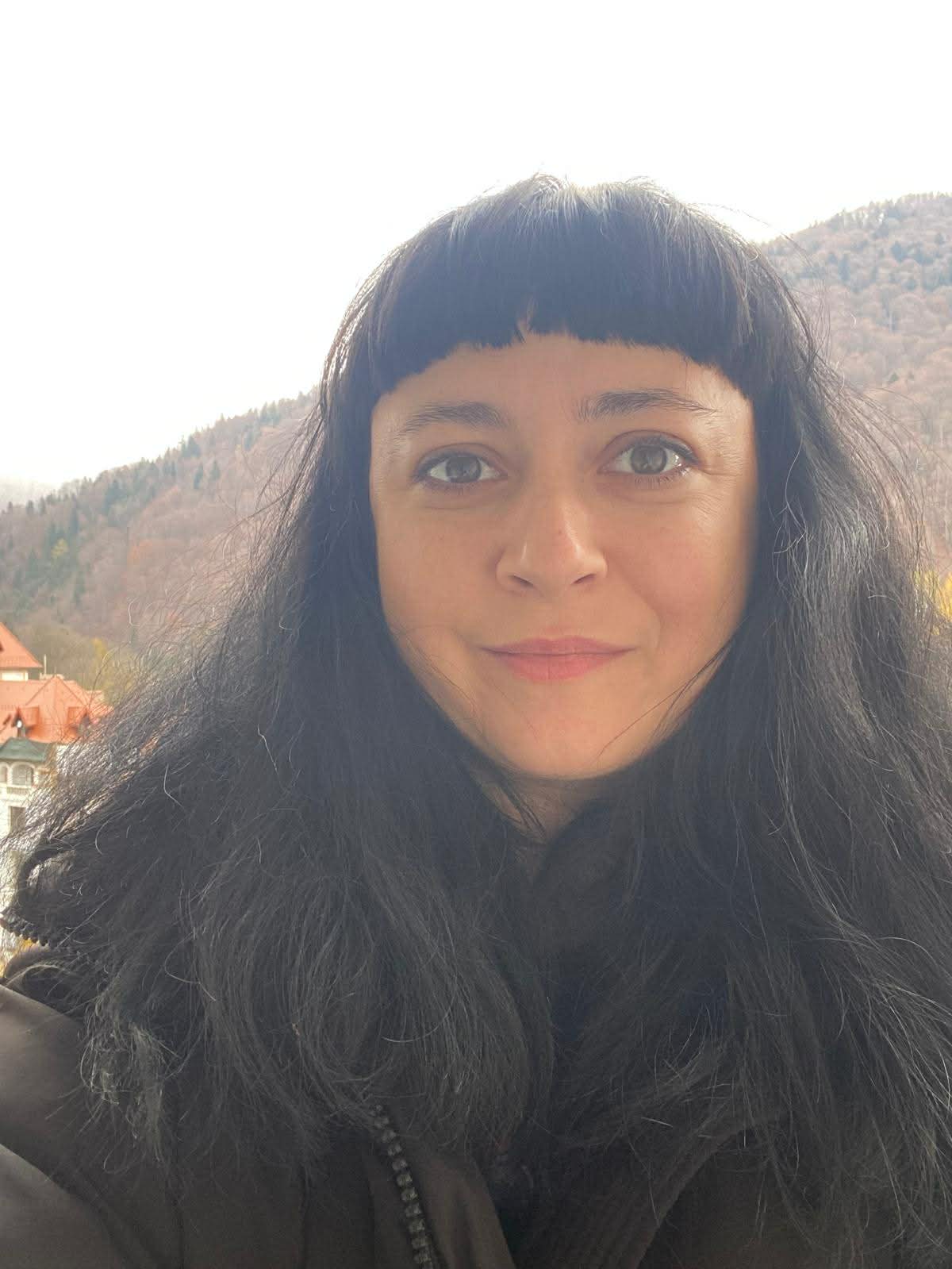 Alexandra Penciuc, regizoarea spectacolului „(the) Woman”: „Trăim încă într-o societate profund tradițională, în care nu există cu adevărat loc pentru toată lumea”