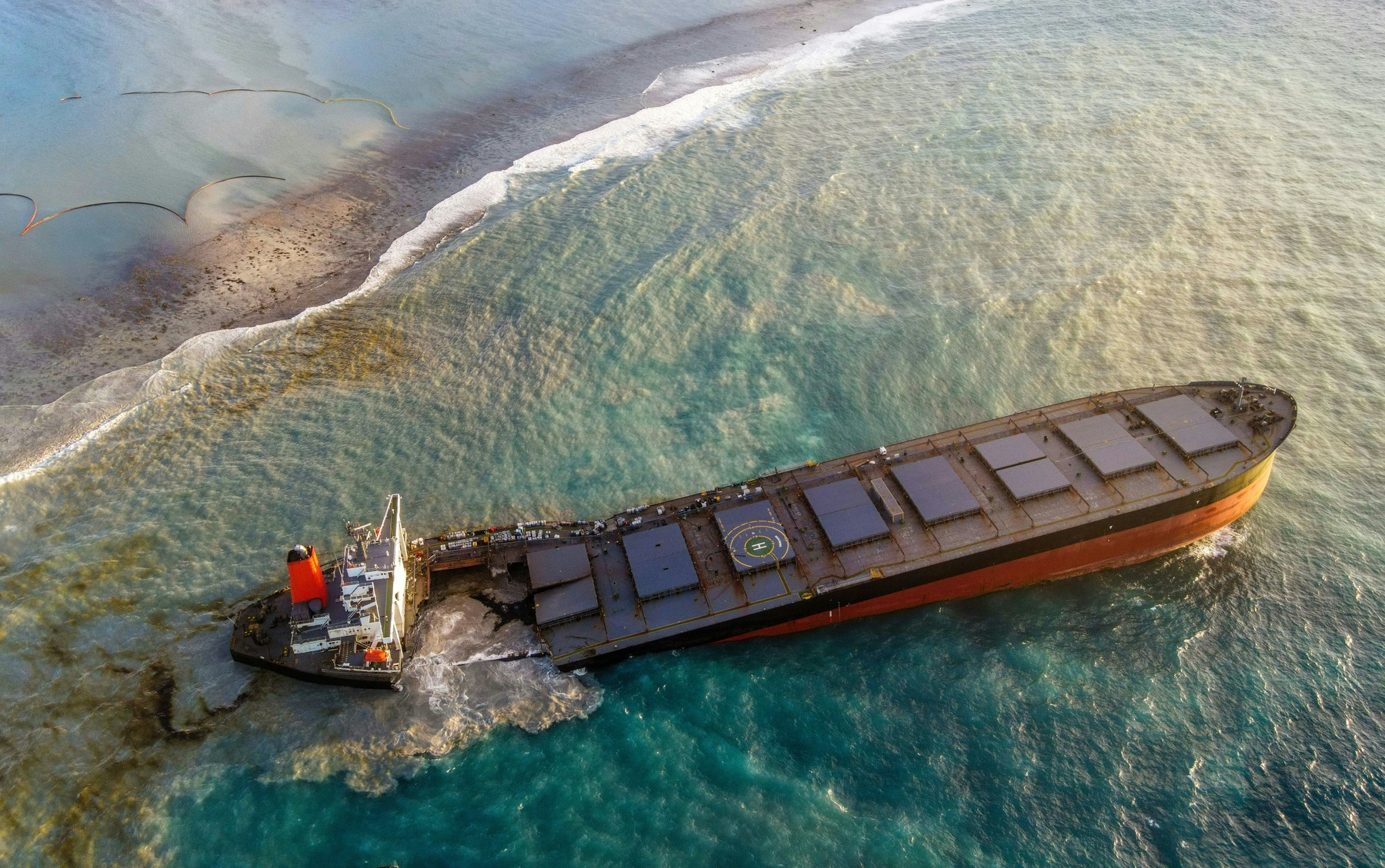 Imaginile dezastrului în Mauritius! Nava din care s-au scurs tone de petrol în Oceanul Indian s-a rupt în două