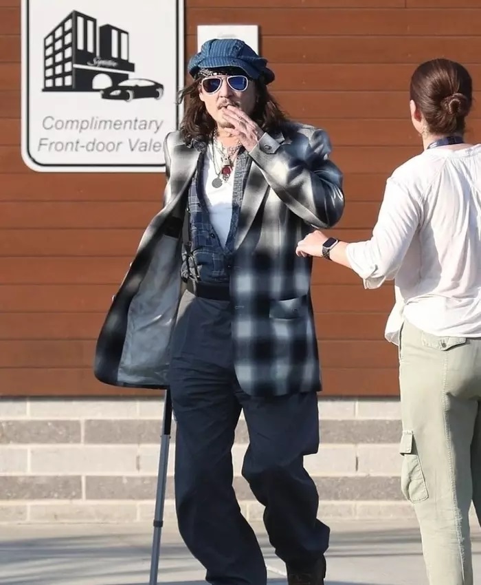 Johnny Depp a ajuns în baston, după ce recent a fost găsit inconștient într-o cameră de hotel