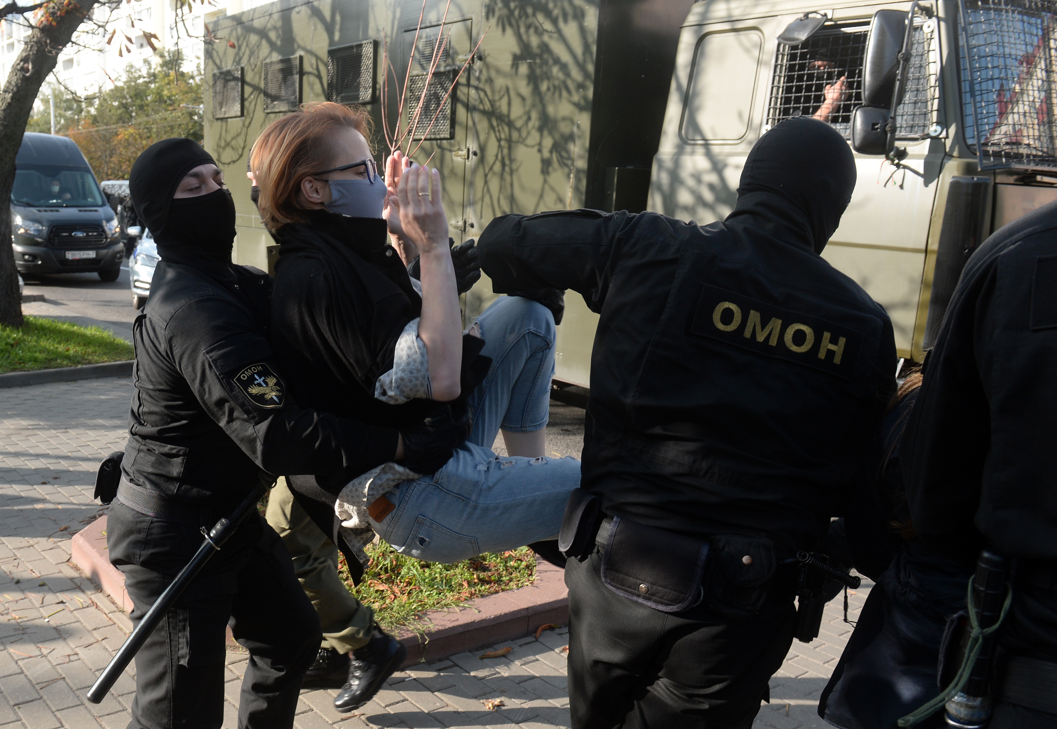 Sute de femei au fost reținute în Belarus, printre care și bunica de 73 de ani, devenită simbol al manifestațiilor din Belarus