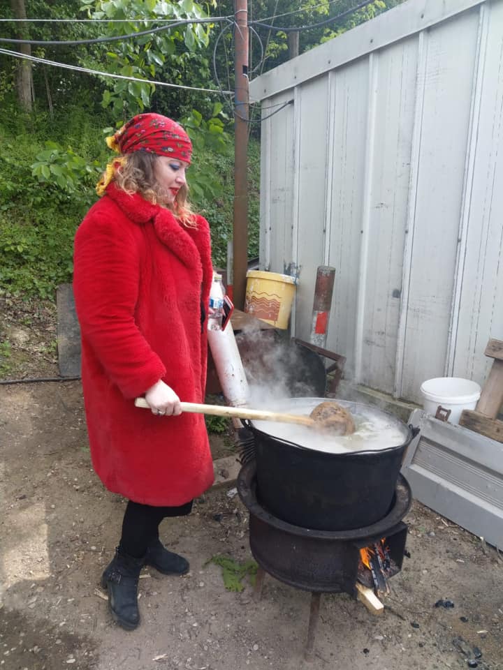 Ipostaza în care a apărut Oana Lis. "Vă scap de farmece, datorii și boli" | FOTO