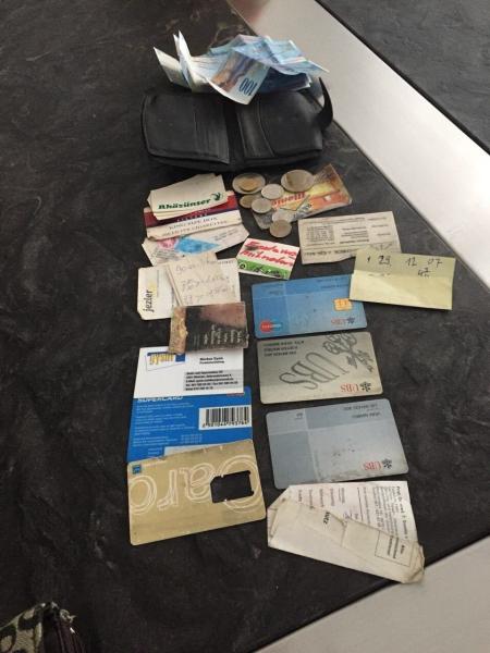 Și-a găsit după 10 ani portofelul pierdut. Ce a descoperit când s-a uitat în el