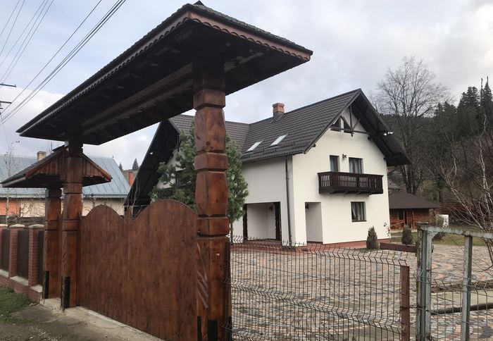 Primarul Mihai Chirica ar avea o vilă secretă. Pe domeniul din Suceava există o cramă săpată în deal, patru foișoare și chiar o biserică