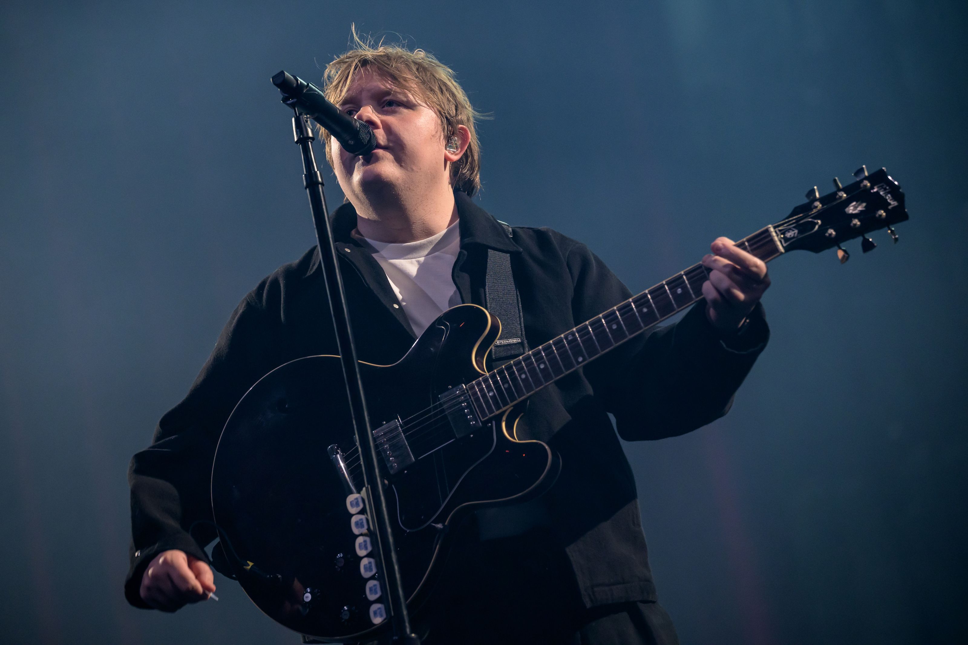 Lewis Capaldi vine la UNTOLD 2026. Totul despre artistul britanic cu miliarde de vizualizări pe YouTube