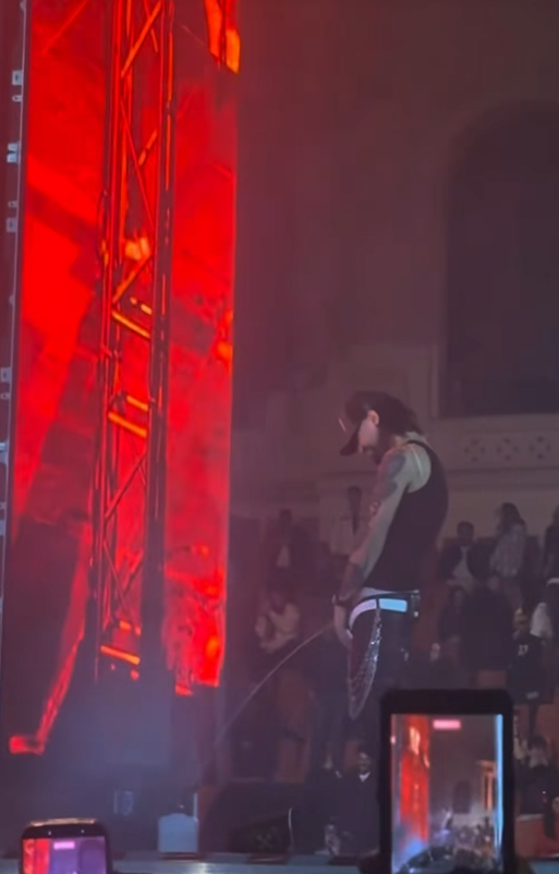 Ian a urinat pe scenă în timpul concertului de la Arenele Romane 