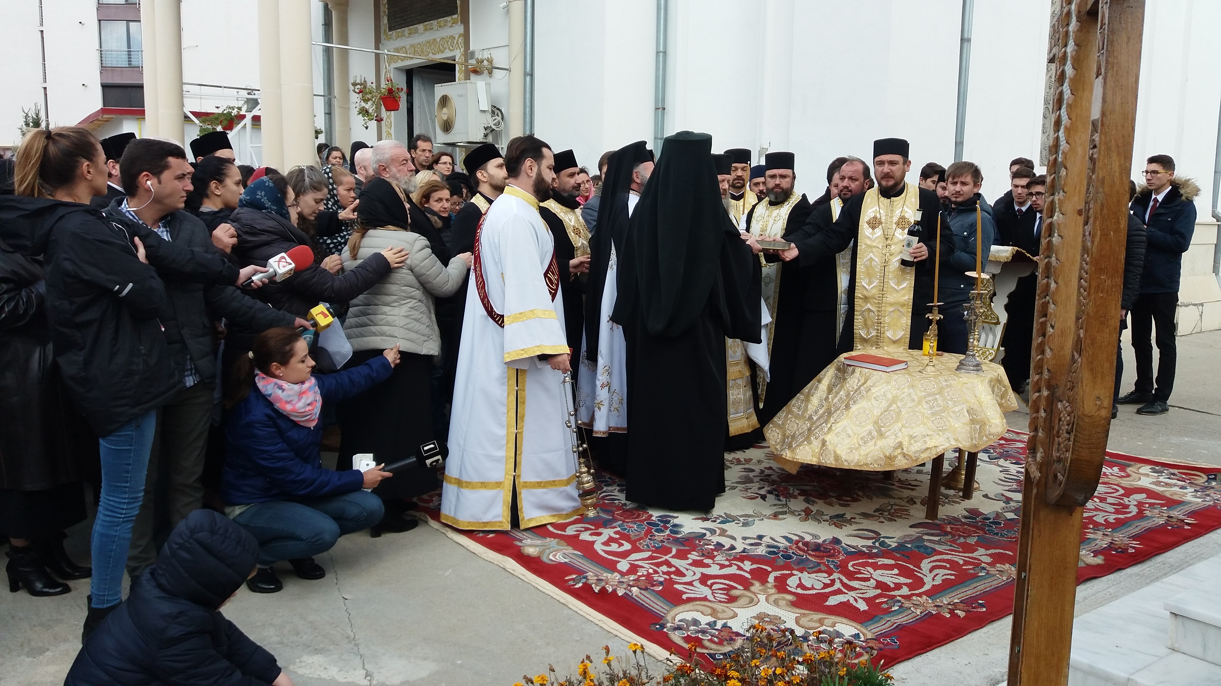 Doi ani de la tragedia din Colectiv! Doar câteva zeci de persoane, la slujba de pomenire din fața clubului ucigaș. Prea puțini oameni pentru un Colectiv așa de mare!