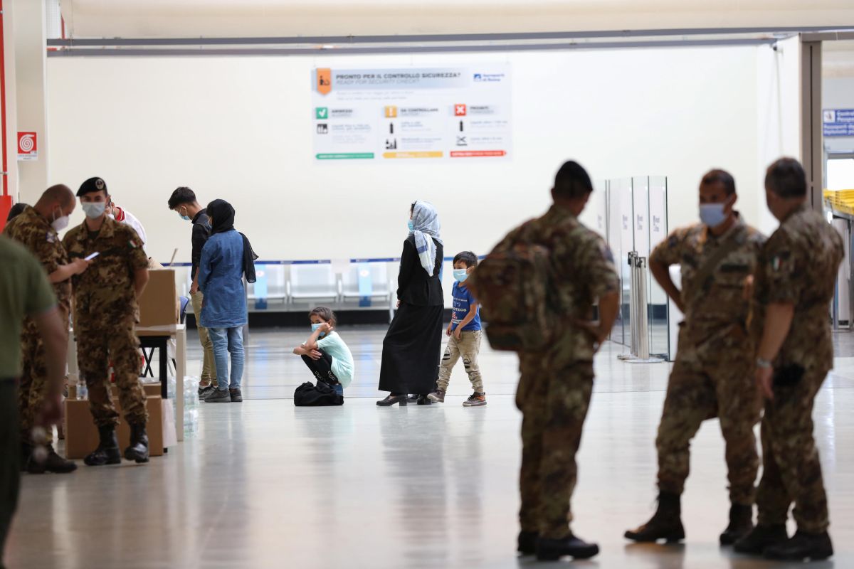 Mii de oameni au fost evacuați din Afganistan după ce talibanii au preluat controlul țării. Cum se desfășoară operațiunile