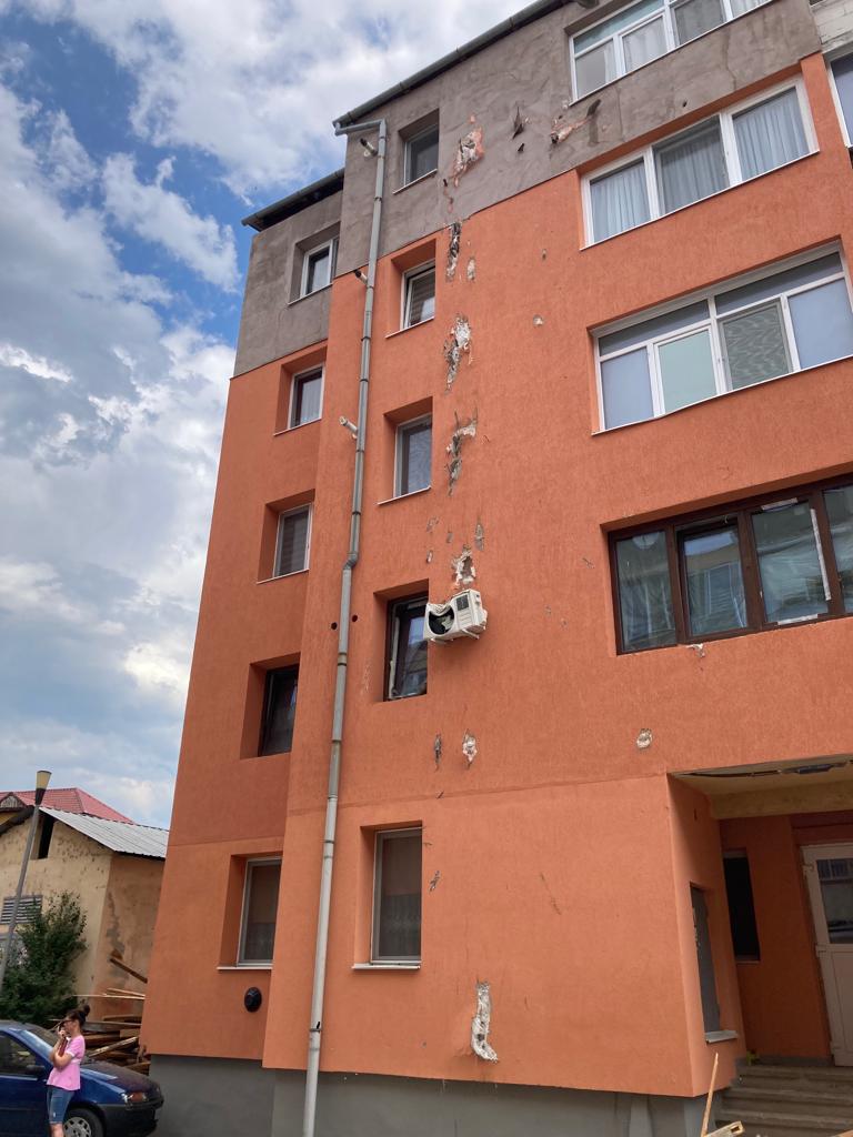 O vijelie scurtă a smuls acoperișul unui bloc din Alba și l-a trântit peste mașini. 10 autoturisme au fost avariate