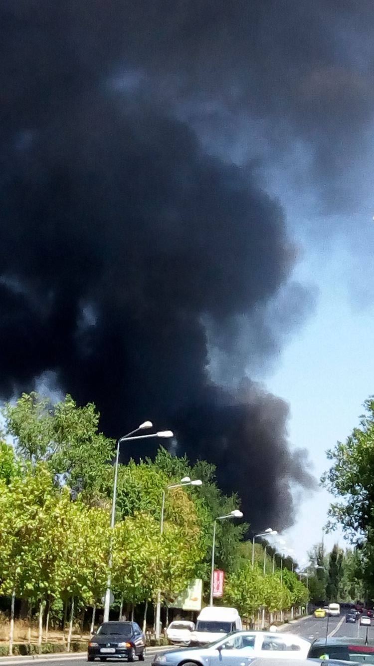 FOTO/VIDEO | Incendiu lângă un mare centru de agrement din Capitală!