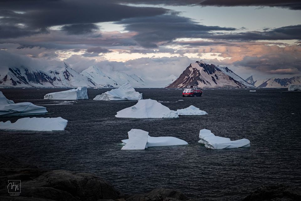 În carantină cu pinguinii. Povestea unui echipaj care s-a întors din Antarctica și a găsit toate granițele închise
