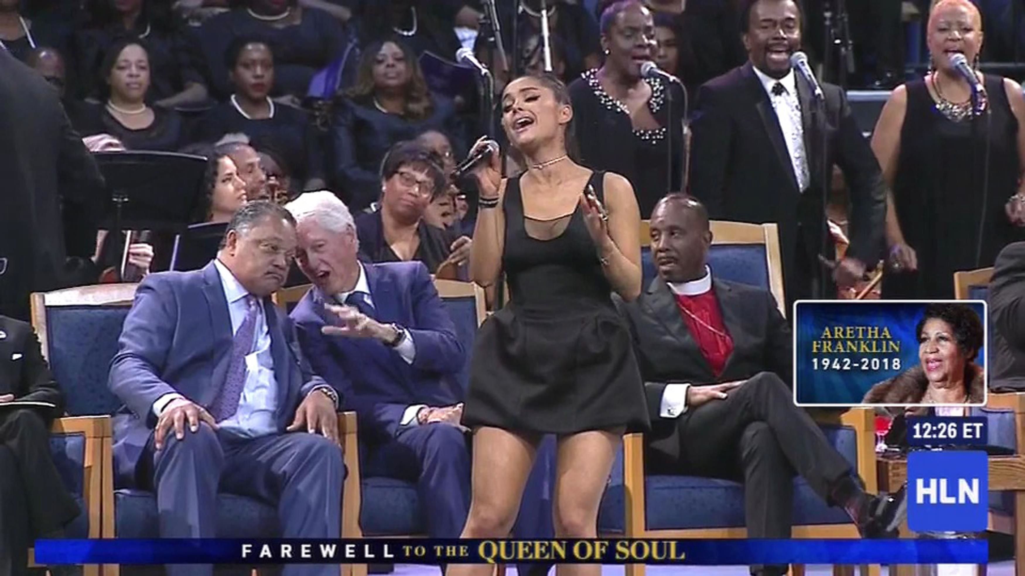 FOTO&VIDEO/ Ariana Grande, pipăită de un pastor la înmormântarea Arethei Franklin. Și Bill Clinton a fost cu ochii pe cântăreață