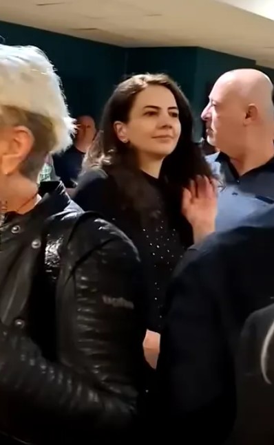 Cum a apărut Alina, văduva lui Gabriel Cotabiță, la 6 luni de la moartea artistului. Nu a renunțat la doliu și a fost surprinsă plângând