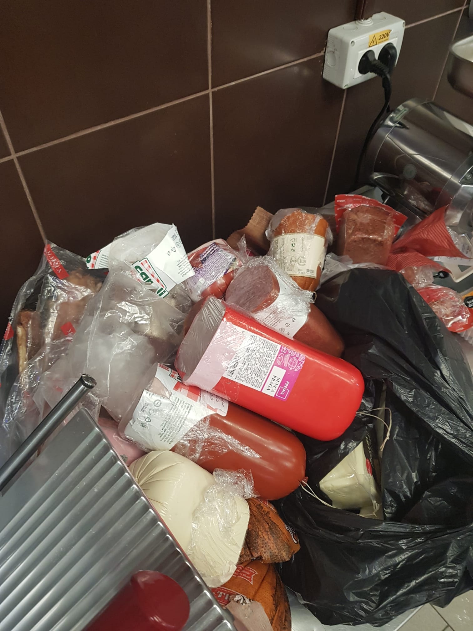 Sute de kilograme de alimente, oprite de la comercializare în două din cele mai populare stațiuni montane. Ce au descoperit inspectorii ANPC